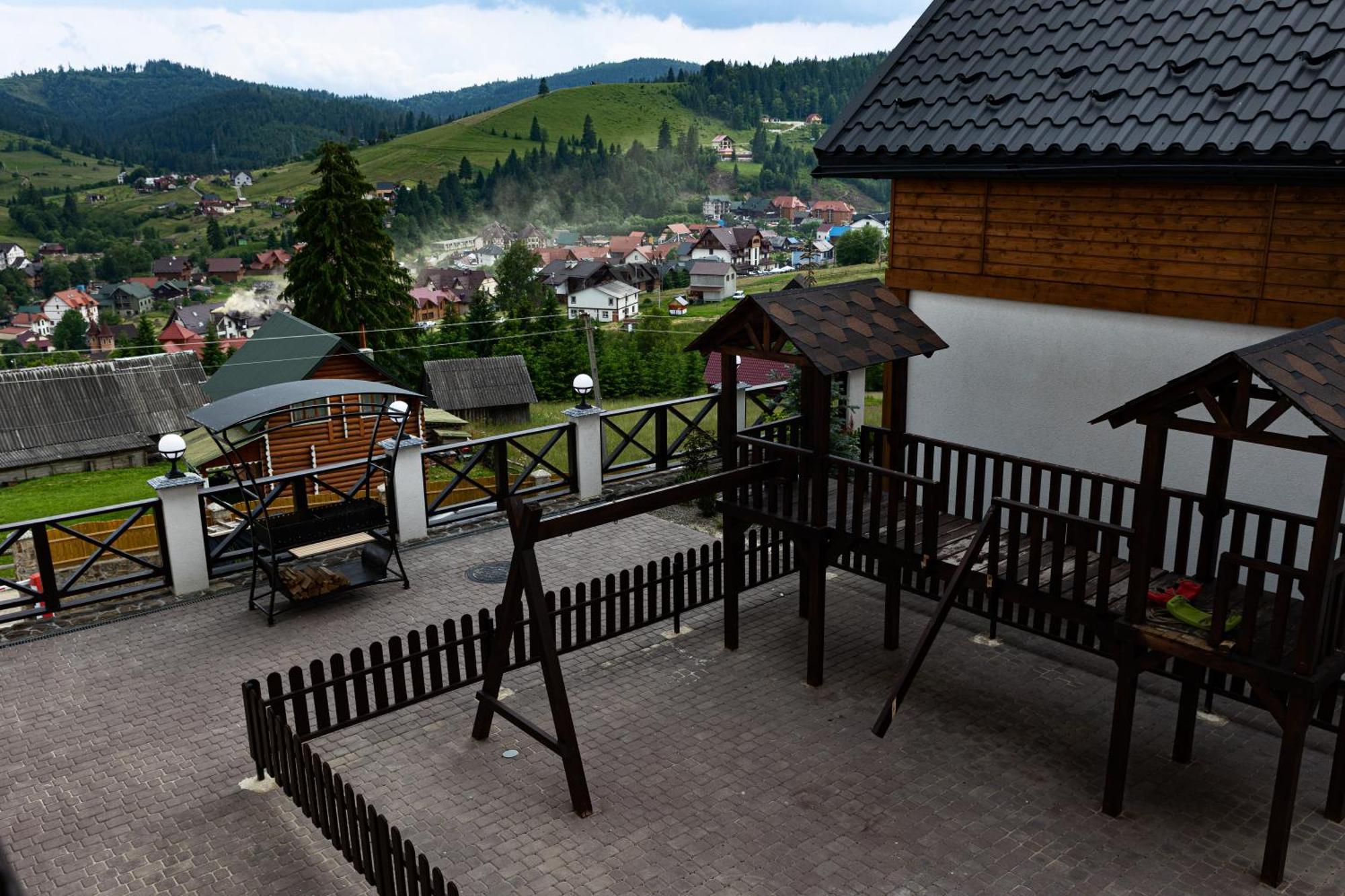 Svoi Hotel Palyanytsya Exterior photo